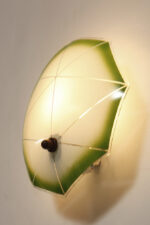 Jednopunktowa mlecznobiała szklana lampa ścienna/kinkiet z zielonym obrysem i symetrycznym ażurowym wzorem, Polska, lata 60. - obrazek 4