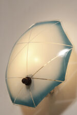 Jednopunktowa mlecznobiała szklana lampa ścienna/kinkiet z niebieskim obrysem i symetrycznym ażurowym wzorem, Polska, lata 60. - obrazek 4