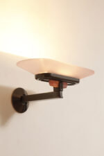 Duża postmodernistyczna jednopunktowa lampa ścienna/kinkiet "Jill" z grafitowym metalowym ramieniem i płytkim szklanym matowym jasno różowym kloszem, projekt Perry King, Santiago Miranda i Gianluigi Arnaldi dla Arteluce, Włochy, wzór z 1978 roku - obrazek 4