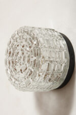 Szklany nieduży jednopunktowy okrągły przezroczysto lodowy kinkiet "Petit" z geometrycznym wzorem osadzony na czarnej metalowej obejmie, Francja, lata 70. - obrazek 4