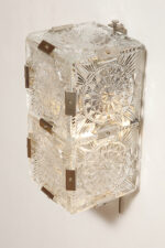Szklana jednopunktowa lampa ścienna/kinkiet złożony z powtarzalnych fakturowych kwadratowych kafli spiętych metalowymi klamrami, Kamenicky Šenov, Czechosłowacja, lata 60. - obrazek 5
