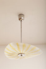 Szklana dwupunktowa trójkątna mlecznobiała z żółtym geometrycznym wzorem lampa sufitowa „Parasolka” na metalowej sztycy, Napako, Czechosłowacja, lata 50/60. - obrazek 4