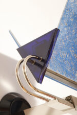 Duża jednopunktowa lampa ścienna/kinkiet "Murana 1680-9" z chromowanym ramieniem, kloszem złożonym z czterech szklanych płytek i z granatowymi półprzepuszczalnymi trójkątnymi uchwytami z tworzywa, Postmodernizm i styl Memphis, projekt Perry King & Santiago Miranda dla Arteluce, Włochy, lata 80. - obrazek 41