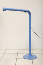 Duża niebieska jednopunktowa lampa biurkowa/podłogowa w kształcie odwróconego "L" z tworzywa sztucznego z metalową okrągłą podstawą "Tube", projekt Anders Pehrson dla Ateljé Lyktan, Space Age, Szwecja, wzór z 1973 roku - obrazek 41