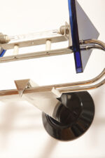 Duża jednopunktowa lampa ścienna/kinkiet "Murana 1680-9" z chromowanym ramieniem, kloszem złożonym z czterech szklanych płytek i z granatowymi półprzepuszczalnymi trójkątnymi uchwytami z tworzywa, Postmodernizm i styl Memphis, projekt Perry King & Santiago Miranda dla Arteluce, Włochy, lata 80. - obrazek 42