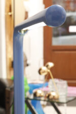 Duża niebieska jednopunktowa lampa biurkowa/podłogowa w kształcie odwróconego "L" z tworzywa sztucznego z metalową okrągłą podstawą "Tube", projekt Anders Pehrson dla Ateljé Lyktan, Space Age, Szwecja, wzór z 1973 roku - obrazek 42