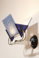 Duża jednopunktowa lampa ścienna/kinkiet "Murana 1680-9" z chromowanym ramieniem, kloszem złożonym z czterech szklanych płytek i z granatowymi półprzepuszczalnymi trójkątnymi uchwytami z tworzywa, Postmodernizm i styl Memphis, projekt Perry King & Santiago Miranda dla Arteluce, Włochy, lata 80. - obrazek 43