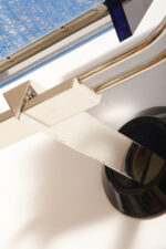 Duża jednopunktowa lampa ścienna/kinkiet "Murana 1680-9" z chromowanym ramieniem, kloszem złożonym z czterech szklanych płytek i z granatowymi półprzepuszczalnymi trójkątnymi uchwytami z tworzywa, Postmodernizm i styl Memphis, projekt Perry King & Santiago Miranda dla Arteluce, Włochy, lata 80. - obrazek 44