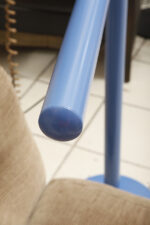 Duża niebieska jednopunktowa lampa biurkowa/podłogowa w kształcie odwróconego "L" z tworzywa sztucznego z metalową okrągłą podstawą "Tube", projekt Anders Pehrson dla Ateljé Lyktan, Space Age, Szwecja, wzór z 1973 roku - obrazek 44