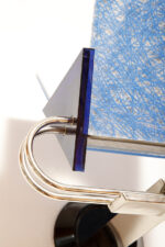 Duża jednopunktowa lampa ścienna/kinkiet "Murana 1680-9" z chromowanym ramieniem, kloszem złożonym z czterech szklanych płytek i z granatowymi półprzepuszczalnymi trójkątnymi uchwytami z tworzywa, Postmodernizm i styl Memphis, projekt Perry King & Santiago Miranda dla Arteluce, Włochy, lata 80. - obrazek 45