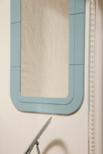 Prostokątne lustro ścienne osadzone w modułowej niebieskiej lekkiej ramie z tworzywa z zaokrąglonymi rogami, Anna Castelli Ferrieri, firma Kartell, Włochy, lata 60. - obrazek 56