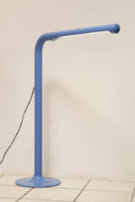 Duża niebieska jednopunktowa lampa biurkowa/podłogowa w kształcie odwróconego "L" z tworzywa sztucznego z metalową okrągłą podstawą "Tube", projekt Anders Pehrson dla Ateljé Lyktan, Space Age, Szwecja, wzór z 1973 roku - obrazek 45