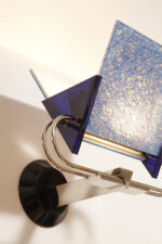 Duża jednopunktowa lampa ścienna/kinkiet "Murana 1680-9" z chromowanym ramieniem, kloszem złożonym z czterech szklanych płytek i z granatowymi półprzepuszczalnymi trójkątnymi uchwytami z tworzywa, Postmodernizm i styl Memphis, projekt Perry King & Santiago Miranda dla Arteluce, Włochy, lata 80. - obrazek 46