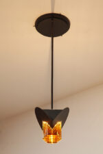 Czarna matowa stalowa jednopunktowa lampa sufitowa z siedmioma półprzeźroczystym ręcznie formowanymi miodowymi plastrami ze szkła Murano, AV Mazzega, Włochy, lata 80. - obrazek 57