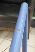 Duża niebieska jednopunktowa lampa biurkowa/podłogowa w kształcie odwróconego "L" z tworzywa sztucznego z metalową okrągłą podstawą "Tube", projekt Anders Pehrson dla Ateljé Lyktan, Space Age, Szwecja, wzór z 1973 roku - obrazek 46