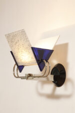 Duża jednopunktowa lampa ścienna/kinkiet "Murana 1680-9" z chromowanym ramieniem, kloszem złożonym z czterech szklanych płytek i z granatowymi półprzepuszczalnymi trójkątnymi uchwytami z tworzywa, Postmodernizm i styl Memphis, projekt Perry King & Santiago Miranda dla Arteluce, Włochy, lata 80. - obrazek 47