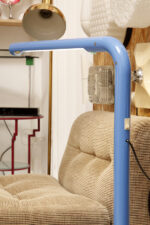 Duża niebieska jednopunktowa lampa biurkowa/podłogowa w kształcie odwróconego "L" z tworzywa sztucznego z metalową okrągłą podstawą "Tube", projekt Anders Pehrson dla Ateljé Lyktan, Space Age, Szwecja, wzór z 1973 roku - obrazek 47