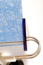 Duża jednopunktowa lampa ścienna/kinkiet "Murana 1680-9" z chromowanym ramieniem, kloszem złożonym z czterech szklanych płytek i z granatowymi półprzepuszczalnymi trójkątnymi uchwytami z tworzywa, Postmodernizm i styl Memphis, projekt Perry King & Santiago Miranda dla Arteluce, Włochy, lata 80. - obrazek 48