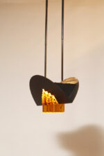 Czarna matowa stalowa jednopunktowa lampa sufitowa z siedmioma półprzeźroczystym ręcznie formowanymi miodowymi plastrami ze szkła Murano, AV Mazzega, Włochy, lata 80. - obrazek 59