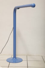 Duża niebieska jednopunktowa lampa biurkowa/podłogowa w kształcie odwróconego "L" z tworzywa sztucznego z metalową okrągłą podstawą "Tube", projekt Anders Pehrson dla Ateljé Lyktan, Space Age, Szwecja, wzór z 1973 roku - obrazek 48