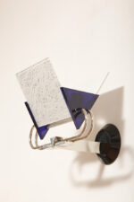 Duża jednopunktowa lampa ścienna/kinkiet "Murana 1680-9" z chromowanym ramieniem, kloszem złożonym z czterech szklanych płytek i z granatowymi półprzepuszczalnymi trójkątnymi uchwytami z tworzywa, Postmodernizm i styl Memphis, projekt Perry King & Santiago Miranda dla Arteluce, Włochy, lata 80. - obrazek 49