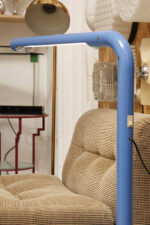 Duża niebieska jednopunktowa lampa biurkowa/podłogowa w kształcie odwróconego "L" z tworzywa sztucznego z metalową okrągłą podstawą "Tube", projekt Anders Pehrson dla Ateljé Lyktan, Space Age, Szwecja, wzór z 1973 roku - obrazek 49