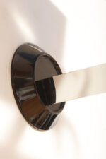 Duża jednopunktowa lampa ścienna/kinkiet "Murana 1680-9" z chromowanym ramieniem, kloszem złożonym z czterech szklanych płytek i z granatowymi półprzepuszczalnymi trójkątnymi uchwytami z tworzywa, Postmodernizm i styl Memphis, projekt Perry King & Santiago Miranda dla Arteluce, Włochy, lata 80. - obrazek 50