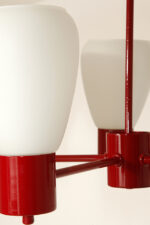 Pięciopunktowa czerwona metalowa lampa sufitowa/żyrandol ze szklanymi mlecznobiałymi kloszami, Niemcy, lata 60/70. - obrazek 5