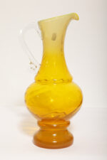 Duży szklany dzbanek "Verona" w różnych odcieniach żółtego z przezroczytym uchem, projekt Ludwik Fiedorowicz, Huta Szkła Gospodarczego "Ząbkowice" w Dąbrowie Górniczej, Polska, wzór z 1982 roku - obrazek 5