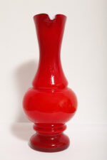 Duży szklany dwuwarstwowy czerwony dzbanek "Verona" z mlecznobiałym wnętrzem i przezroczystym uchem, projekt Ludwik Fiedorowicz, Huta Szkła Gospodarczego "Ząbkowice" w Dąbrowie Górniczej, Polska, wzór z 1982 roku - obrazek 5