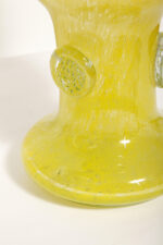 Duży cytrynowy szklany wazon/kielich z przeźroczystymi "guzikami", projekt Czesław Hajnysz, Spółdzielnia Pracy Przemysłu Ludowego i Artystycznego Kamionka w Łysej Górze, Polska, lata 70. - obrazek 5