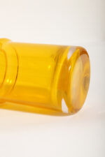 Średniej wielkości (27 cm) żółty symetryczny ręcznie formowany wazon ze szkła sodowego barwionego w masie, projekt (przypisywany) Lucyna Pijaczewska, Huta Szkła Artystycznego ''Barbara'' w Polanicy Zdrój, Polska, lata 70. - obrazek 5