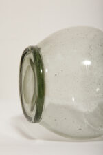 Jasno szary niski pękaty mocno napowietrzony półprzezroczysty szklany wazon z falbanką na rancie wlotu, Polska, lata 70.  - obrazek 5