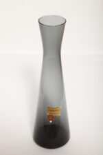 Delikatny średniej wielkości (25 cm) szklany ręcznie formowany wazon z cienkiego dymionego szkła w szarym kolorze w kształcie zbliżonym do klepsydry, Niemcy, lata 70. - obrazek 5