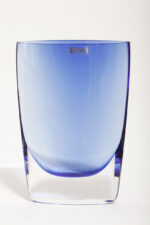 Szklany niski (21 cm) o przekroju łezki płaski niebieski/kobaltowy wazon z przezroczystą podstawą, Krośnieńskie Huty Szkła Krosno S.A., Polska, lata 90. - obrazek 5