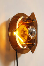 Okrągły półprzezroczysty kinkiet w stylu Space Age złożony z kilku równolegle ustawionych względem siebie płaszczyzn z akrylu/pleksi, firma Herda, Holandia, lata 70. - obrazek 5