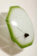 Jednopunktowa mlecznobiała szklana lampa ścienna/kinkiet z zielonym obrysem i symetrycznym ażurowym wzorem, Polska, lata 60. - obrazek 5