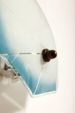 Jednopunktowa mlecznobiała szklana lampa ścienna/kinkiet z niebieskim obrysem i symetrycznym ażurowym wzorem, Polska, lata 60. - obrazek 5