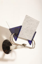 Duża jednopunktowa lampa ścienna/kinkiet "Murana 1680-9" z chromowanym ramieniem, kloszem złożonym z czterech szklanych płytek i z granatowymi półprzepuszczalnymi trójkątnymi uchwytami z tworzywa, Postmodernizm i styl Memphis, projekt Perry King & Santiago Miranda dla Arteluce, Włochy, lata 80. - obrazek 5