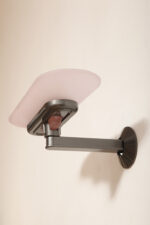 Duża postmodernistyczna jednopunktowa lampa ścienna/kinkiet "Jill" z grafitowym metalowym ramieniem i płytkim szklanym matowym jasno różowym kloszem, projekt Perry King, Santiago Miranda i Gianluigi Arnaldi dla Arteluce, Włochy, wzór z 1978 roku - obrazek 5