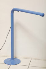 Duża niebieska jednopunktowa lampa biurkowa/podłogowa w kształcie odwróconego "L" z tworzywa sztucznego z metalową okrągłą podstawą "Tube", projekt Anders Pehrson dla Ateljé Lyktan, Space Age, Szwecja, wzór z 1973 roku - obrazek 5