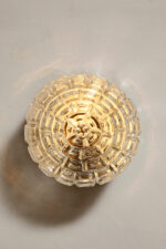 Szklany nieduży jednopunktowy okrągły przezroczysto lodowy kinkiet "Petit" z geometrycznym wzorem osadzony na czarnej metalowej obejmie, Francja, lata 70. - obrazek 5