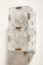 Szklana jednopunktowa lampa ścienna/kinkiet złożony z powtarzalnych fakturowych kwadratowych kafli spiętych metalowymi klamrami, Kamenicky Šenov, Czechosłowacja, lata 60. - obrazek 6