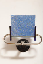 Duża jednopunktowa lampa ścienna/kinkiet "Murana 1680-9" z chromowanym ramieniem, kloszem złożonym z czterech szklanych płytek i z granatowymi półprzepuszczalnymi trójkątnymi uchwytami z tworzywa, Postmodernizm i styl Memphis, projekt Perry King & Santiago Miranda dla Arteluce, Włochy, lata 80. - obrazek 51