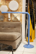 Duża niebieska jednopunktowa lampa biurkowa/podłogowa w kształcie odwróconego "L" z tworzywa sztucznego z metalową okrągłą podstawą "Tube", projekt Anders Pehrson dla Ateljé Lyktan, Space Age, Szwecja, wzór z 1973 roku - obrazek 51