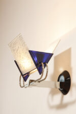 Duża jednopunktowa lampa ścienna/kinkiet "Murana 1680-9" z chromowanym ramieniem, kloszem złożonym z czterech szklanych płytek i z granatowymi półprzepuszczalnymi trójkątnymi uchwytami z tworzywa, Postmodernizm i styl Memphis, projekt Perry King & Santiago Miranda dla Arteluce, Włochy, lata 80. - obrazek 52