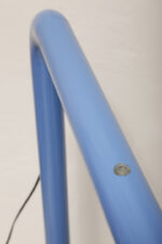 Duża niebieska jednopunktowa lampa biurkowa/podłogowa w kształcie odwróconego "L" z tworzywa sztucznego z metalową okrągłą podstawą "Tube", projekt Anders Pehrson dla Ateljé Lyktan, Space Age, Szwecja, wzór z 1973 roku - obrazek 52