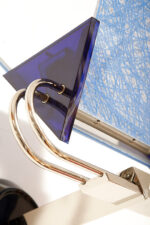 Duża jednopunktowa lampa ścienna/kinkiet "Murana 1680-9" z chromowanym ramieniem, kloszem złożonym z czterech szklanych płytek i z granatowymi półprzepuszczalnymi trójkątnymi uchwytami z tworzywa, Postmodernizm i styl Memphis, projekt Perry King & Santiago Miranda dla Arteluce, Włochy, lata 80. - obrazek 53