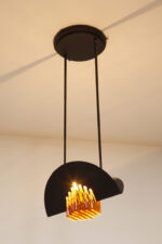 Czarna matowa stalowa jednopunktowa lampa sufitowa z siedmioma półprzeźroczystym ręcznie formowanymi miodowymi plastrami ze szkła Murano, AV Mazzega, Włochy, lata 80. - obrazek 61