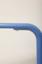 Duża niebieska jednopunktowa lampa biurkowa/podłogowa w kształcie odwróconego "L" z tworzywa sztucznego z metalową okrągłą podstawą "Tube", projekt Anders Pehrson dla Ateljé Lyktan, Space Age, Szwecja, wzór z 1973 roku - obrazek 53